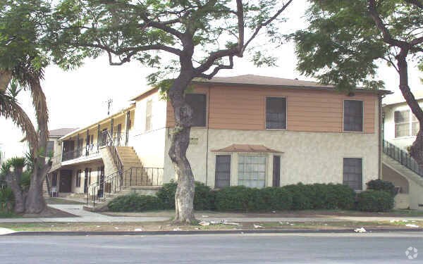 Building Photo - 2065 Pine Ave