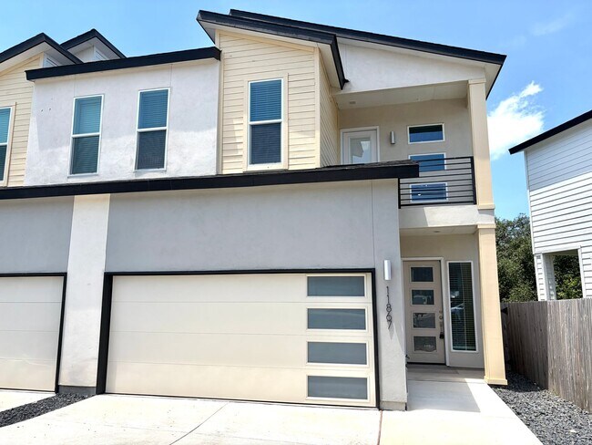 Building Photo - Luxury 3/2.5 Townhome