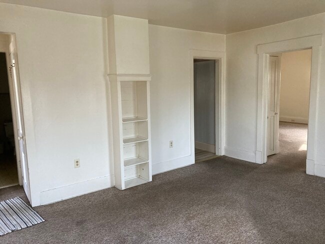 Building Photo - 302 Canal St W