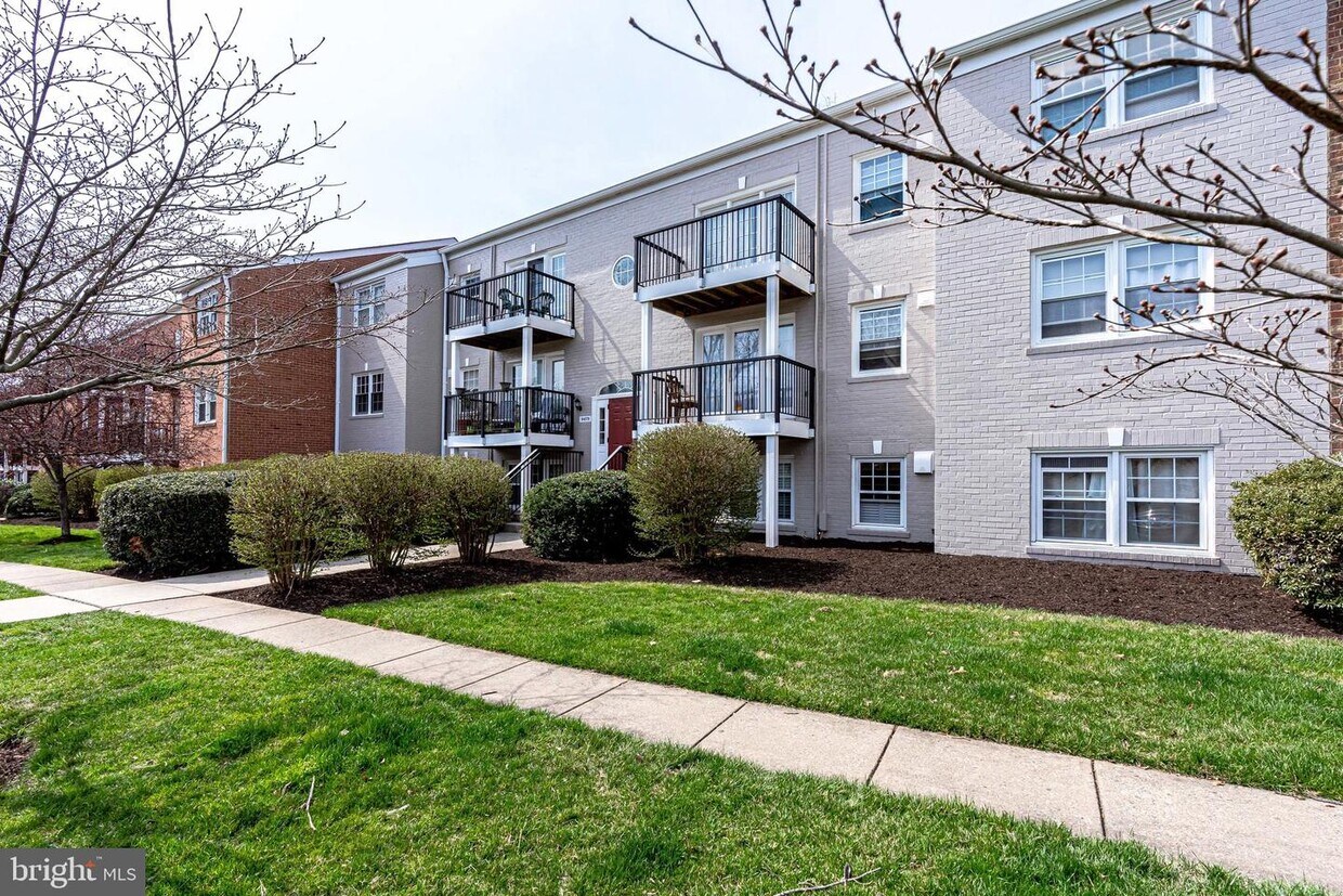 9479 Fairfax Blvd Unit 203, Fairfax, VA 22031 Room for Rent in