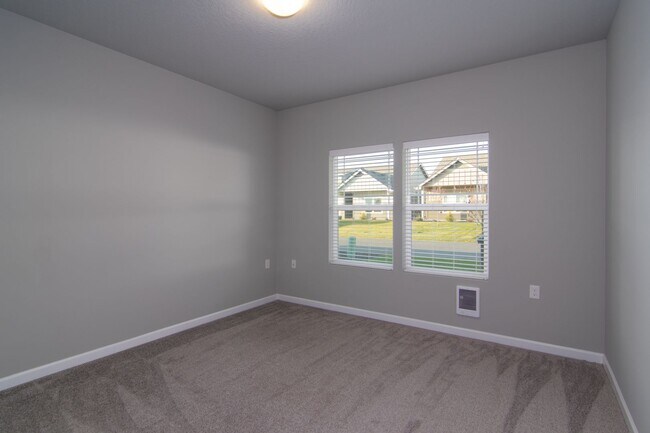 Building Photo - 2 Bed 2 Bath Single level home in Gated pr...