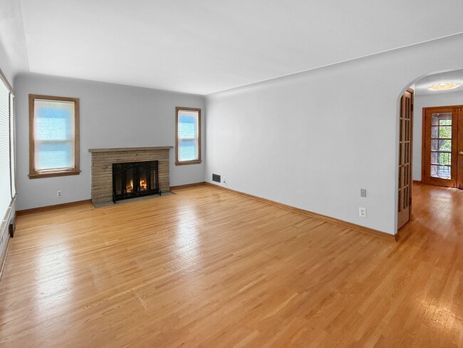 Building Photo - 287 N Washburn Ave
