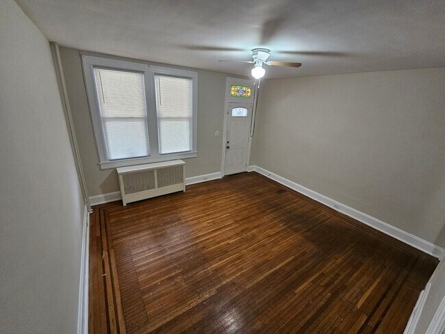 Foto del edificio - 2 Bedroom 1 Bathroom in Belair-Edison