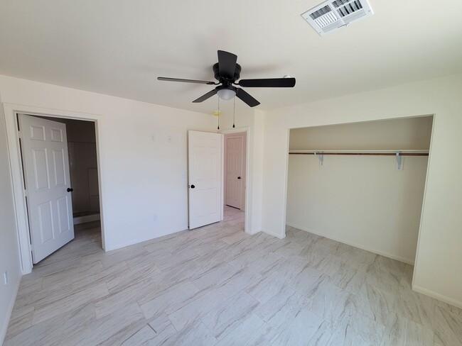 Building Photo - 933 Rockwood Ave