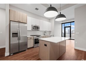 Building Photo - 360 N 5th St