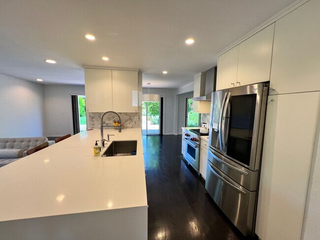 Foto del edificio - UPDATED THREE BEDROOM TWO BATH ONE-LEVEL EAST CORTE MADERA HOME WITH STUNNING OUTDOOR SPACE