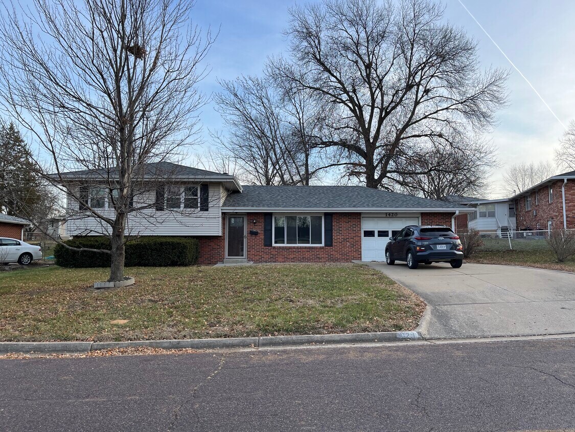Primary Photo - 1420 Doris Dr