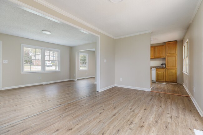 Building Photo - 4032 Summerhill Dr NW