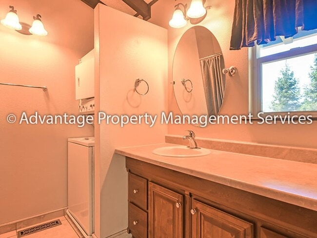 Building Photo - Unique 1 bed/1 bath, 576 sq. ft. home near...