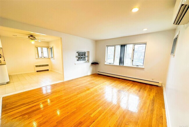 Foto del edificio - 69-44 Cloverdale Blvd
