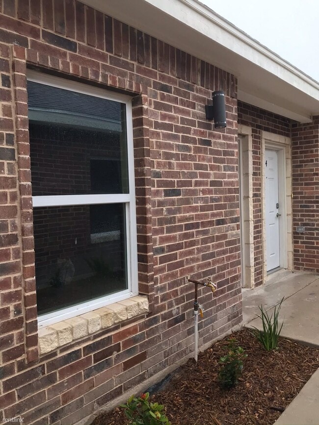 Building Photo - 2 br, 2.5 bath Apartment - 2810 Primrose 02