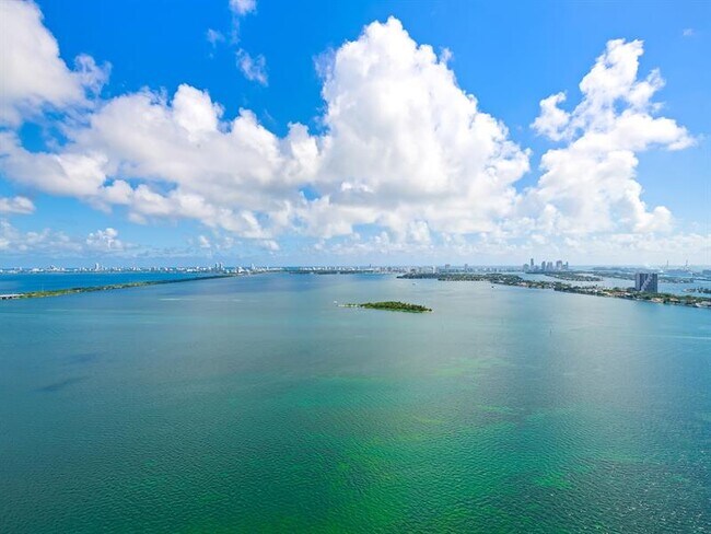 Foto del edificio - 700 NE 24th St