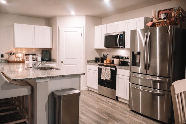 Building Photo - 228 Lockwood Way E