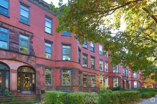 Building Photo - 1805 Beacon St