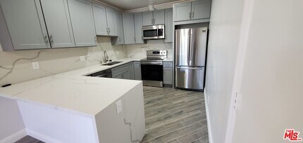 Building Photo - 827 2nd St