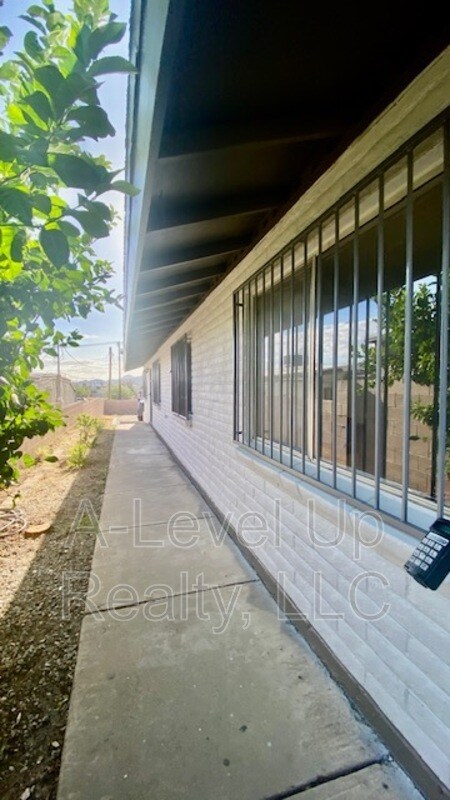 Foto del edificio - 1025 S Santa Rita Ave