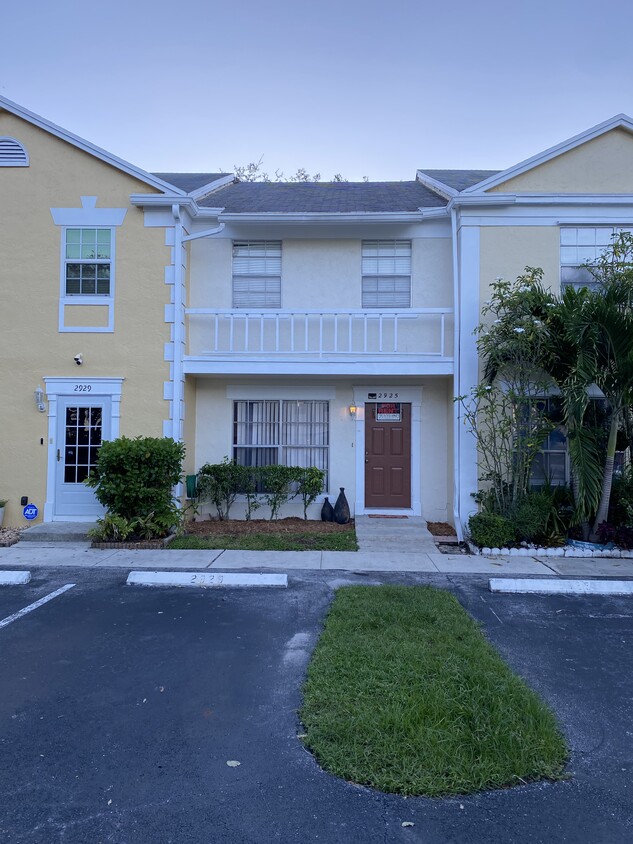 Primary Photo - 2925 Edgehill Ln