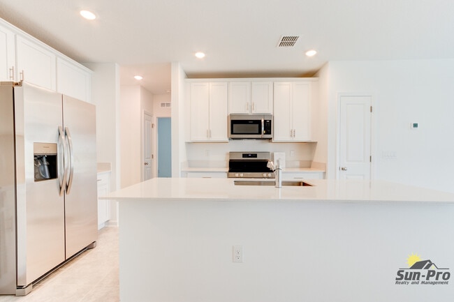 Building Photo - 2123 Green Valley St