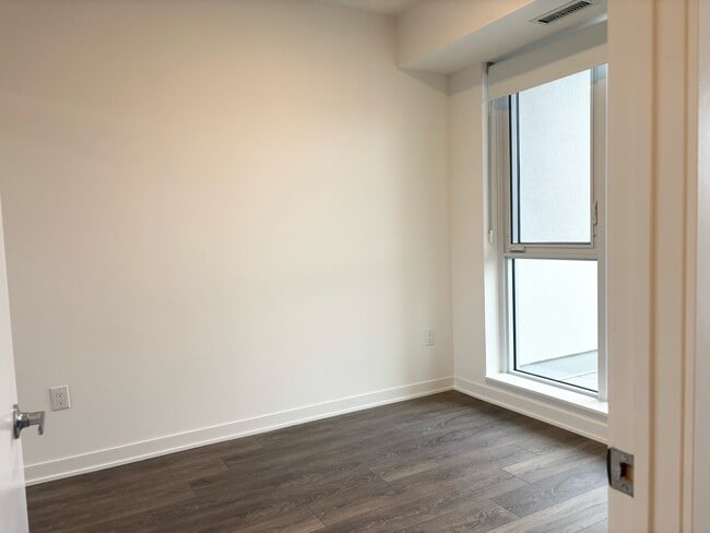 Building Photo - 1 BED + DEN - 1 BATH - BRAMPTON - CONDO
