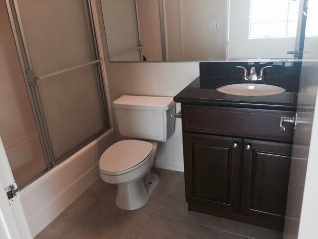 Baño remodelado - 10911 Rochester Ave