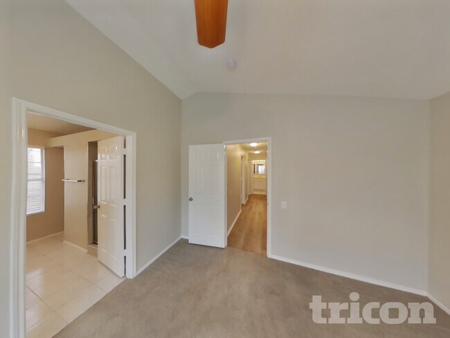 Building Photo - 2628 Dahlia Dr