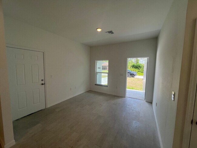 Building Photo - LOCATION LOCATION LOCATION-BRAND NEW 2 BED...