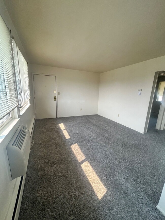 Building Photo - Available now! 2 bedroom, 1 bath apartment...
