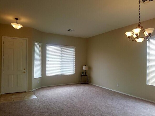 Foto del edificio - 1374 E Locust Dr