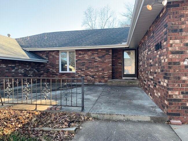 Building Photo - 1604 E Lark St
