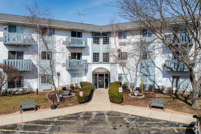 Entrada - Beech Pointe Senior Apartments