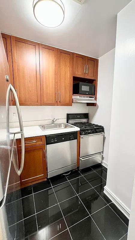 Building Photo - 107 E 63rd St