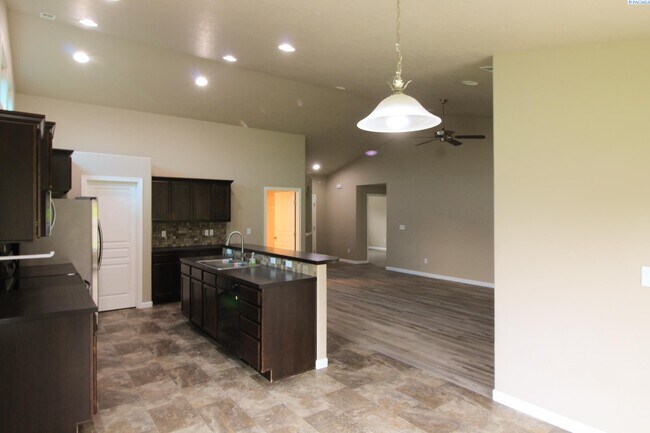 Foto del edificio - 3 bedroom, 2 bath home in Pasco