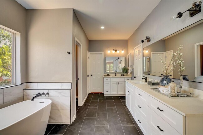 Building Photo - 10410 Laurel Hill Cove