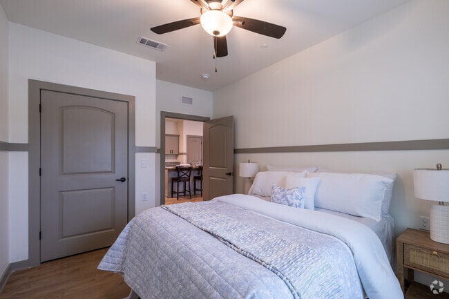 2 habitaciones, 1 baño - 928 pies cuadrados - Habitación principal - Capstone at the Oaks - 55+ Community