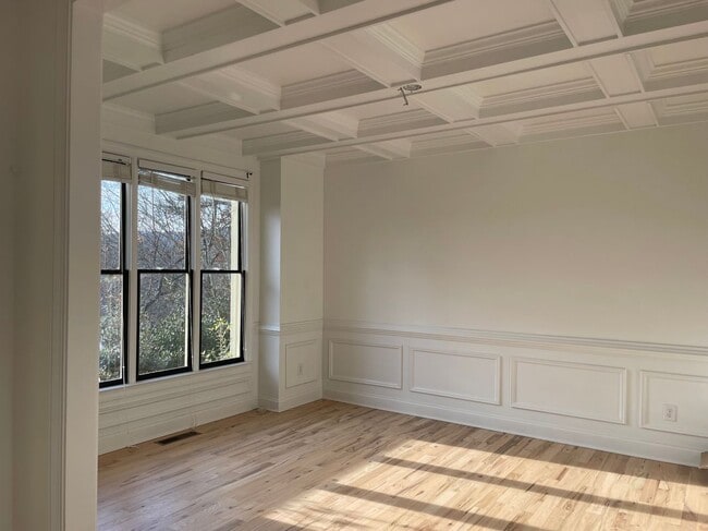 Building Photo - 369 Hillside Dr