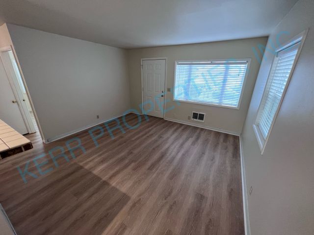 Building Photo - Charming 2-Bed Duplex in Vibrant SE Portla...