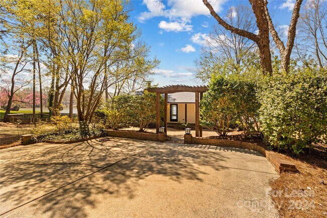 Building Photo - 118 Revere Dr