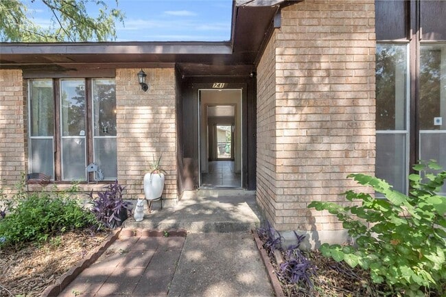 Building Photo - 7411 Tall Pines Dr