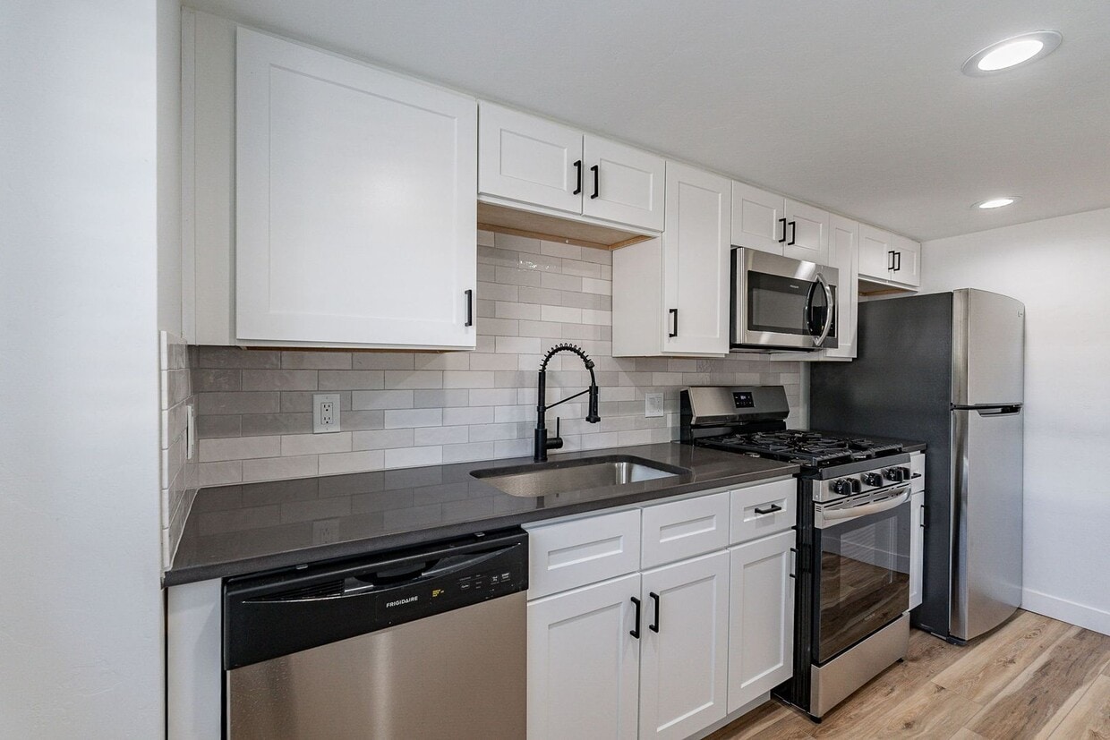 Foto principal - 711-713 E. 5th St. ( 711-1, 711-2, 713 )