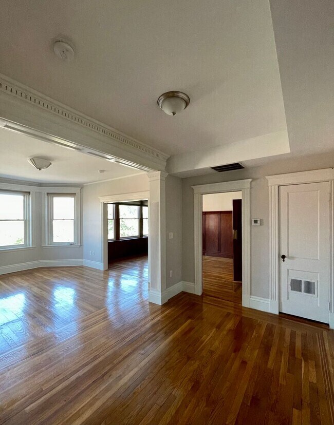 Building Photo - Gigantic 3 bed 2 bath right in Coolidge Corner.