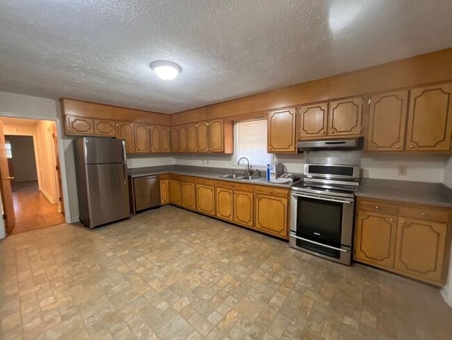 Building Photo - 825 Quewhiffle Rd