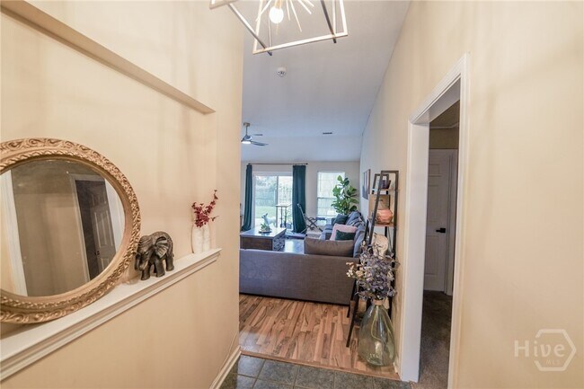 Foto del edificio - 618 Laurel Hill Cir