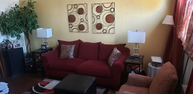 Living room - 42 Hutton St