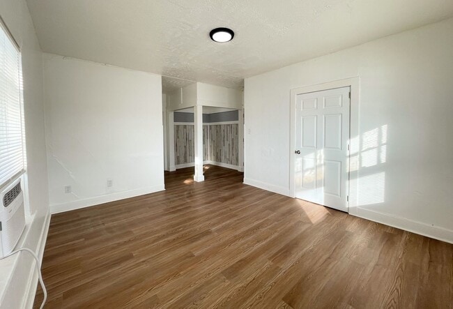 Building Photo - 420 E 4th Ave