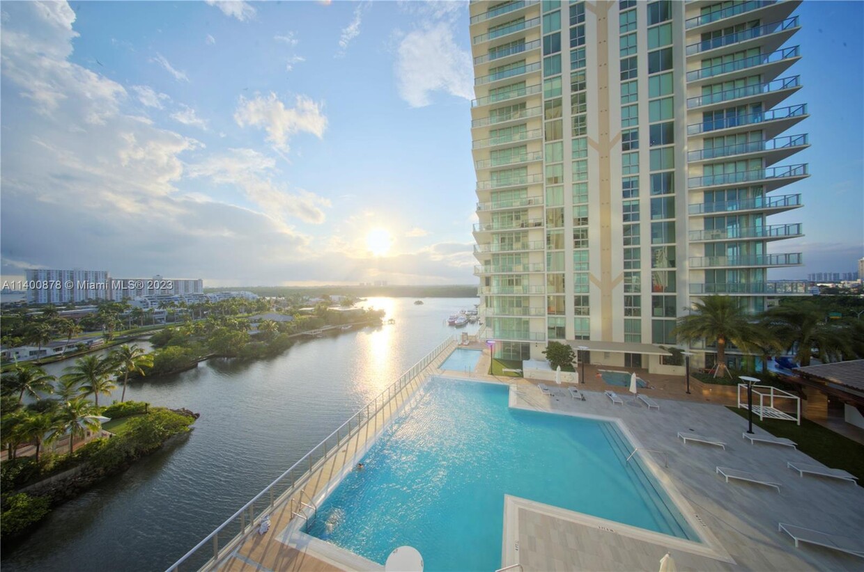 Foto principal - 300 Sunny Isles Blvd