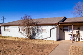 Building Photo - 1212 N Quaker Ave