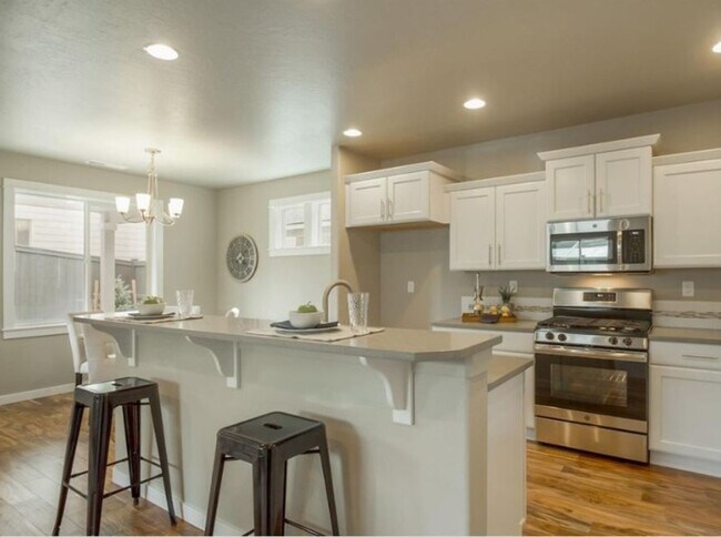 Foto del edificio - 3 Bedroom 2.5 Bath Charming Redmond Home