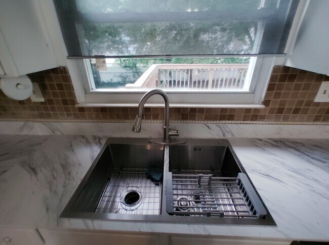 Foto del edificio - 5811 Heming Ave