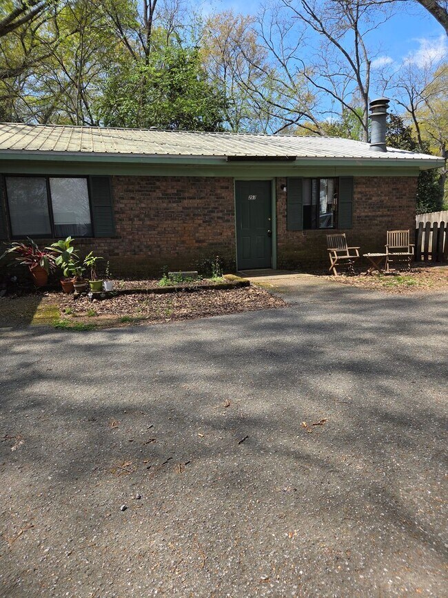 Foto del edificio - 2 bed 1 bath duplex on Barber St.