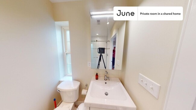 Building Photo - Room in Shared 3 bed/3 bath home